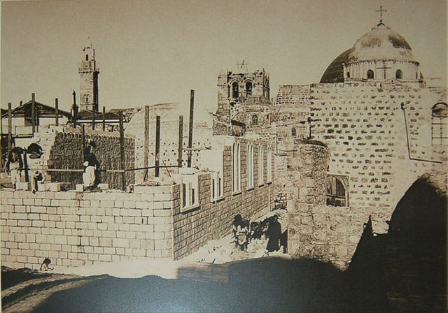 Строительство Александровского подворья. Вид с востока. На заднем плане видны купола храм Гроба Господня