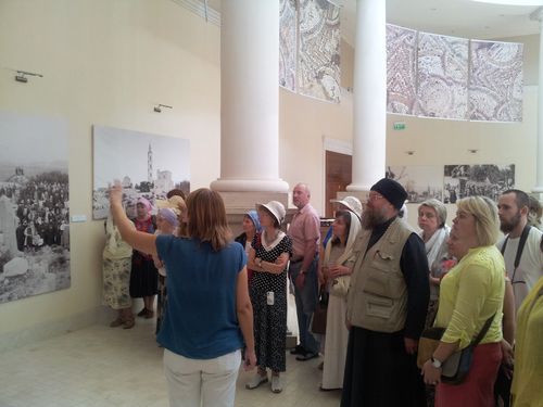Русские православные паломники из Санкт-Петербурга посещают музей
