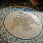 Мозаичный пол с изображением византийского символа двухглавого орла. Совеременная реконструкция