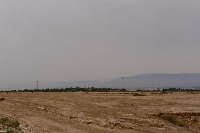 Вид на монастырь из южной части Иорданской пустыни