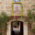 Центральный вход в монастырь, украшенный к празднику