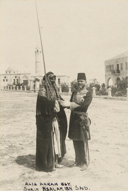 Губернатор Иерусалима Али Экрем-бей и шейх Салама ибн Саид в Беер-Шеве. 1908 г. © Иерусалимское отделение ИППО