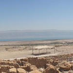 Панорама восточной части археологического парка Кумран с видом на Мёртвое море