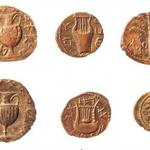 Древние монеты, которые чеканили Бар-Кохба и его сторонники во время восстания. На каждой указывался год и символы: лиры, амфоры