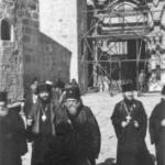 Архиепископ Анастасий, Архиепископ Нестор и игумен Нафанаил у входа в храм Гроба Господня