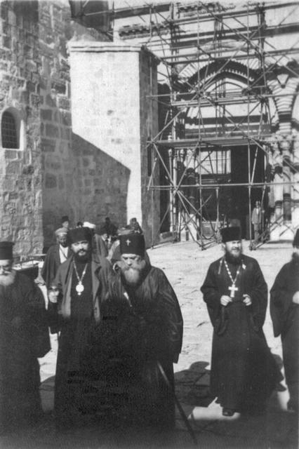 Архиепископ Анастасий, Архиепископ Нестор и игумен Нафанаил у входа в храм Гроба Господня