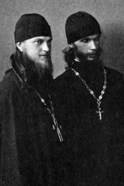Игумен  Нафанаил (слева) и игумен Филарет (справа) (Харбин 1935 г.)