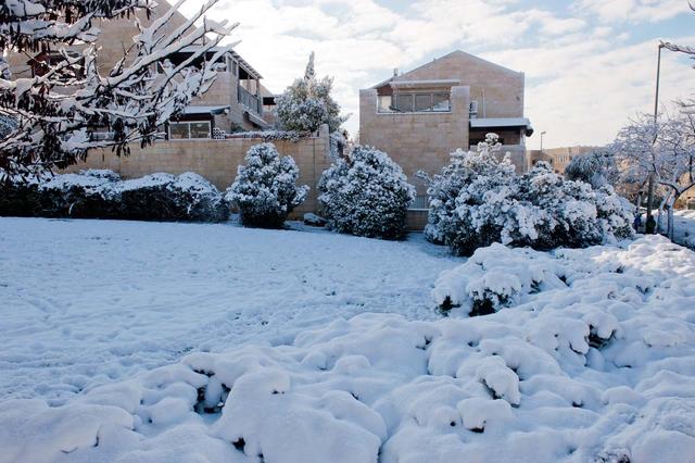 Красота святого града Иерусалима, украшенного снежным покровом