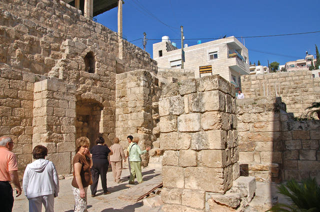 Законсервированные руины 3-х церквей различных периодов на территории монастырского комплекса