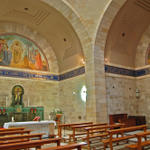 Интерьер церкви. Мозаичная картина в центральном пределе: Христос, говорящий народу "Я воскресение и жизнь"