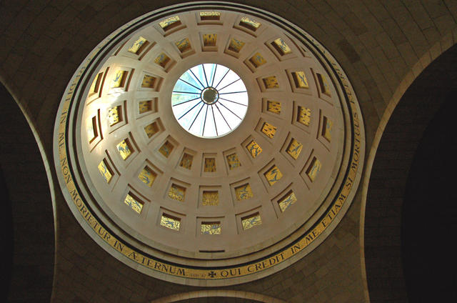 Центральный купол церкви с 48 мозаиками, изображающими голубей, символизирующих души верующих, взлетающих в вечность
