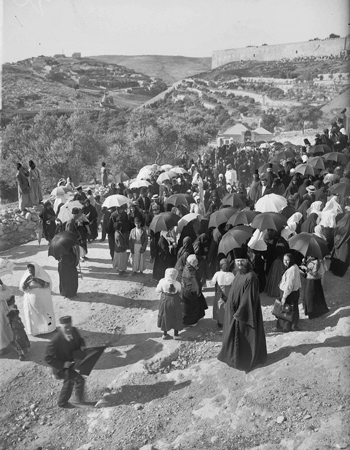 Русские православные поклонники на пути в Иерусалим через долину Кедрон. Фото конца XIX века