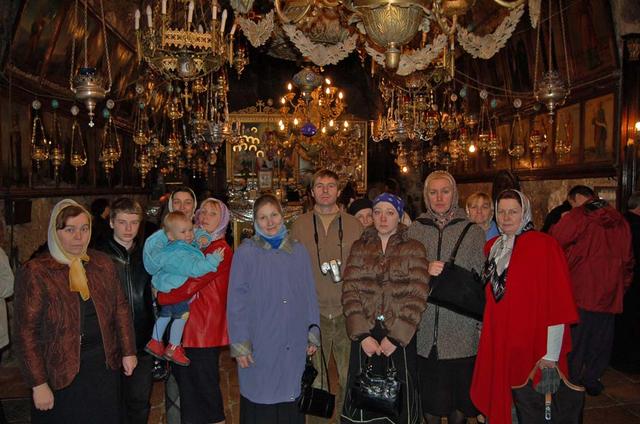 Паломники из Санкт-Петербурга в гробнице Божией Матери
