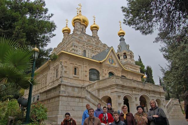 Паломники из Санкт-Петербурга в Гефсимании напротив русского храма св. Марии Магдалины