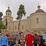 Паломники из Санкт-Петербурга у храма св. Праотцев в Хевроне