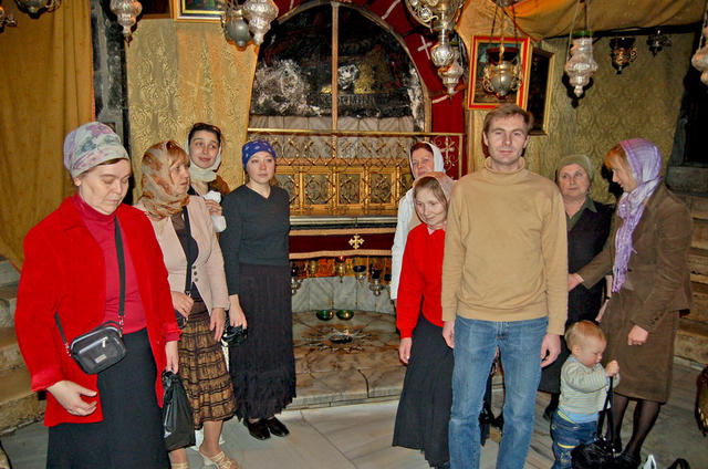 Паломники из Санкт-Петербурга в Рождественской пещере Спасителя