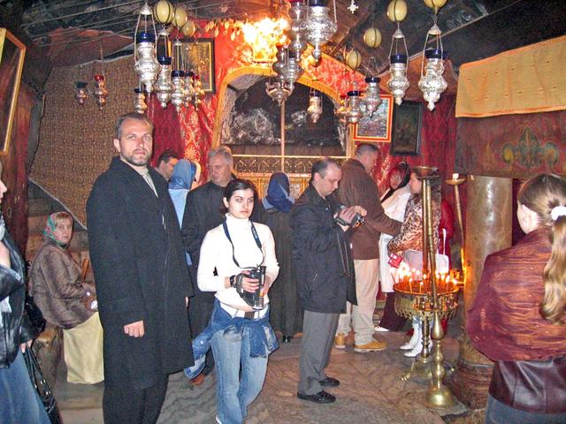 Паломники из Тамбова в Рождественской пещере в Вифлееме