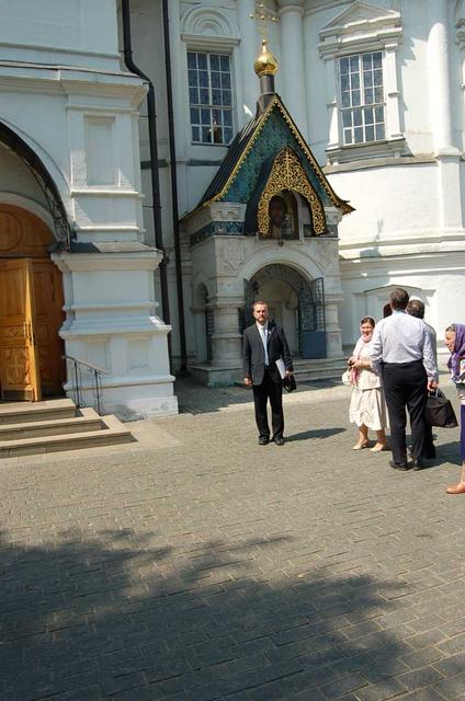 Председатель Иерусалимского отделения ИППО у входа в усыпальницу Романовых. 14 июня 2007 г.