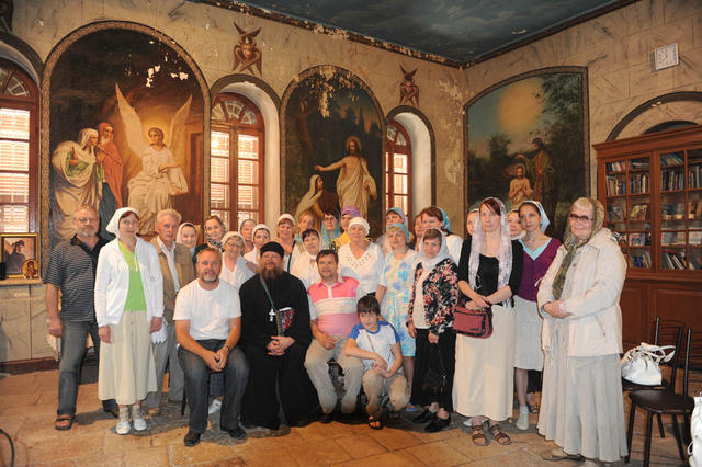 С русскими православными паломниками на Сергиевском подворье. 18 мая 2011 г.