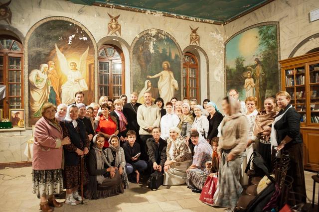 С паломниками из Санкт-Петербурга на Сергиевском подворье в Иерусалиме. 8 ноября 2011 г.