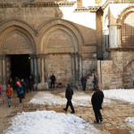 С паломниками из Европы в заснеженном Иерусалиме у Гроба Господня. 15 декабря 2013 г.