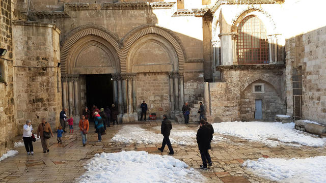 С паломниками из Европы в заснеженном Иерусалиме у Гроба Господня. 15 декабря 2013 г.