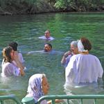 Русские православные паломники в святой реке Иордан