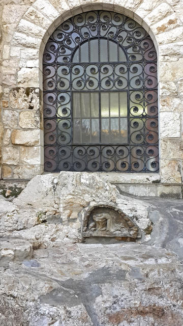 Камень "Моления о чаше" рядом с католическим храмом "Всех Наций"