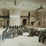 Молебен во дворе во время освящения Сергиевского подворья 20 октября 1889 года.