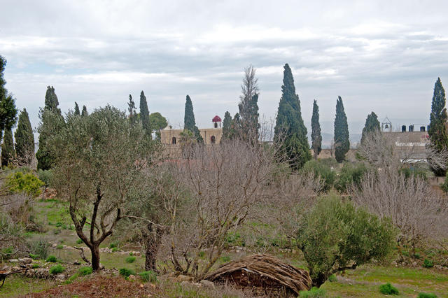 Вид на греческий православный монастырь со стороны католического монастыря