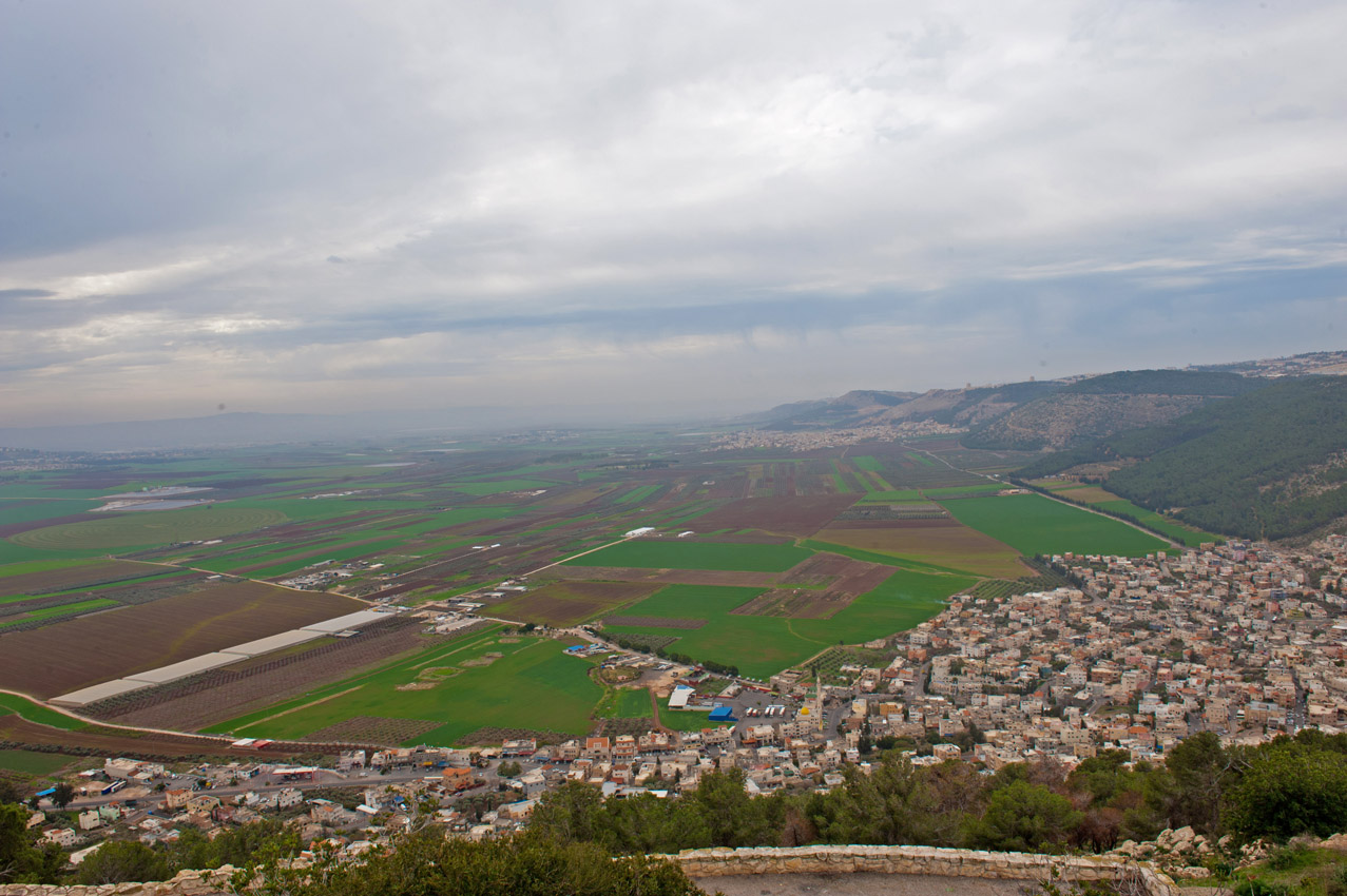 Вид на долину Изреель и город Назарет с вершины горы Фавор